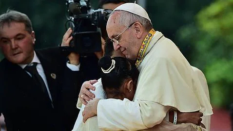 La pequeña se funde en un abrazo con el Santo Padre