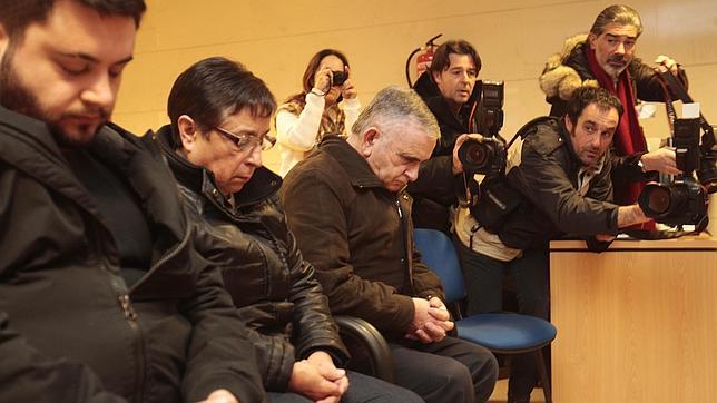 El hijo del ladrón confeso, su mujer y el exelectricista (de izquierda a derecha), minutos antes del inicio del juicio