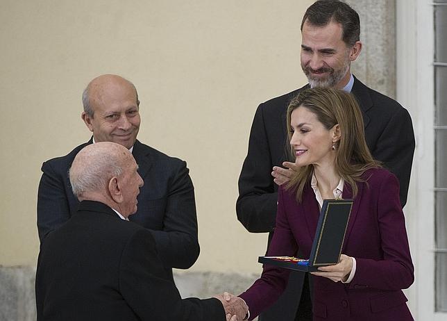 Victorino Martín recibe la Medalla de Oro a las Bellas Artes de manos de los Reyes