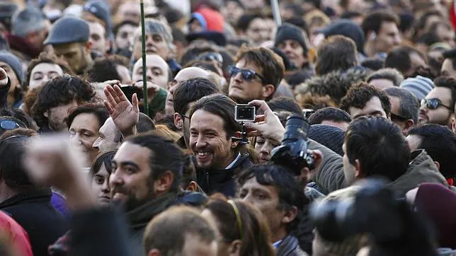 Una jauría tuitera defiende a Podemos de sus críticos en las redes 