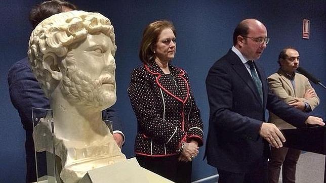 El consejero murciano Sánchez presenta el busto hallado en Yecla. VICENTE VICÉNS (LA VERDAD DE MURCIA)