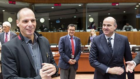 Luis de Guindos (dcha) y Yanis Varoufakis