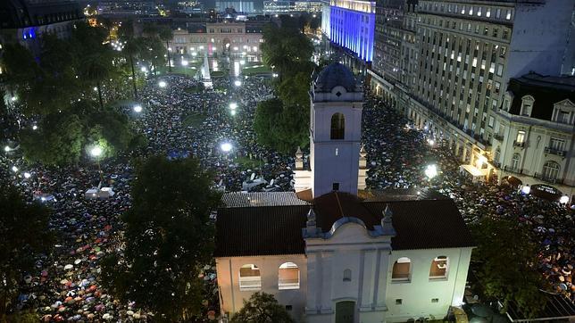 La marcha silenciosa en recuerdo a Nisman hace temblar los muros de la Casa Rosada