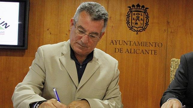 Un concejal de Alicante: «Hay familias que ahorran porque no se van de putas»