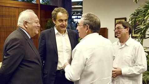 El PP denuncia la 'connivencia' de Zapatero con Raúl Castro