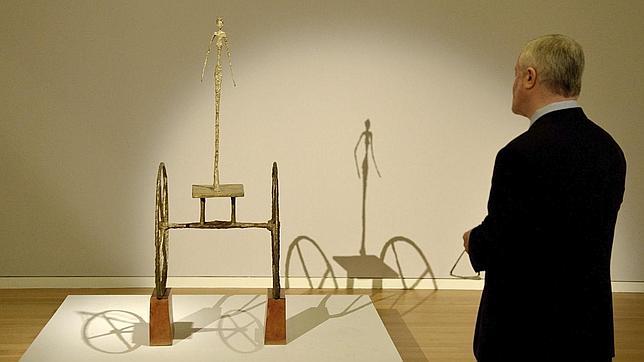 Un hombre admira «Chariot», de Giacometti, vendido en 2014 en Sotheby's Nueva York por 101 millones de dólares. ABC
