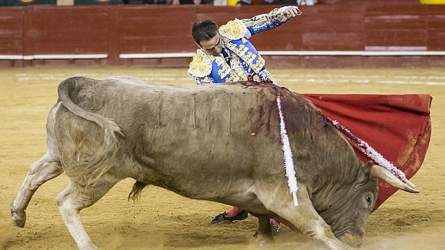 Enrique Ponce triunfa como torero y ganadero en el festival de Murcia