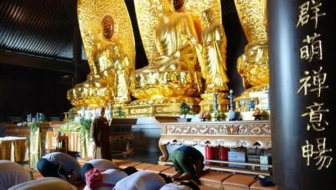Lo último: un asombroso monasterio con Budas de oro y celdas antibalas