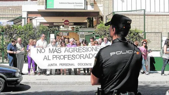 Concentración de protesta en un instituto de Córdoba tras la agresión a un profesor