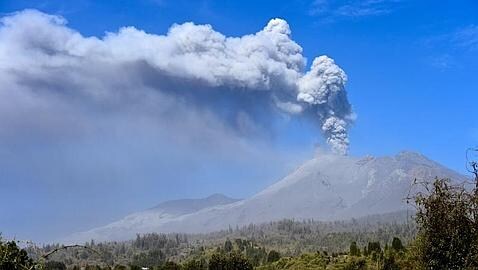 Vista de la erupción del Cabulco, desde La Ensenada, Chile