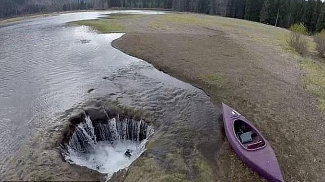 El lago de Oregón que desaparece por un misterioso agujero 
