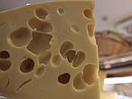 Científicos suizos descubren por qué el queso tiene agujeros