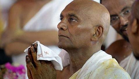 Hacia rutas espirituales: un multimillonario indio lo deja todo para ser monje