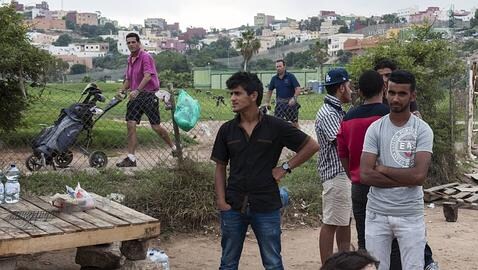 Refugiados sirios junto al campo de golf de Melilla