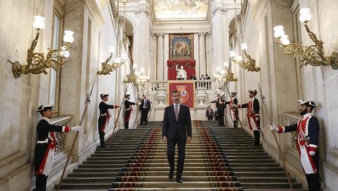 Don Felipe baja la escalera del Palacio Real 