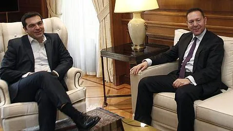 Tsipras, durante una reunión con el gobernador del Banco Central de Grecia, Yanis Sturnaras