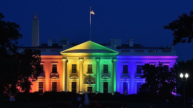 La Casa Blanca se ilumina con la bandera arcoiris para celebrar la aprobación del matrimonio gay