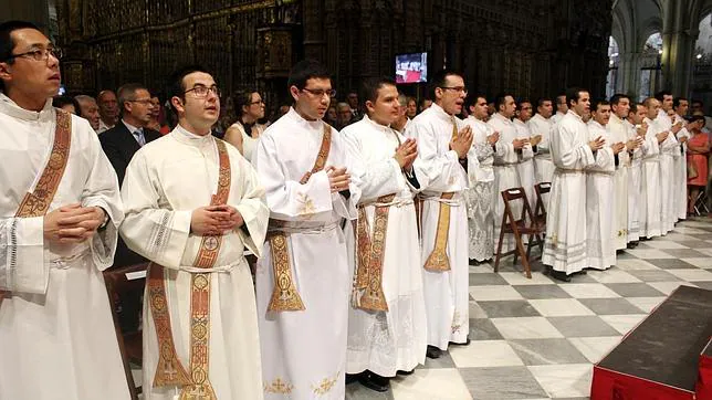 El arzobispo ordena en la catedral a siete nuevos sacerdotes y 16 diáconos