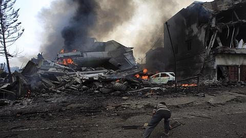 Al menos 100 muertos en un accidente de avión militar en Indonesia