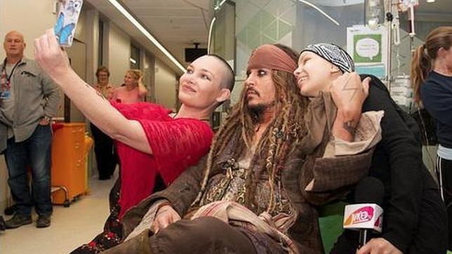 Johnny Depp se cuela en un hospital disfrazado de Jack Sparrow