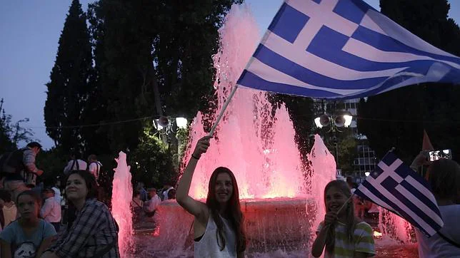 Partidarios del «no» celebran el resultado del referéndum griego