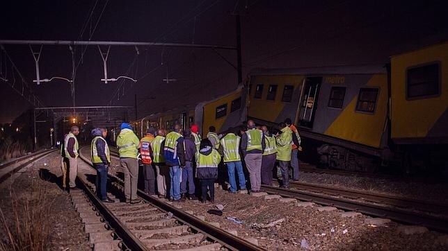 Al menos 300 heridos por un choque de trenes en Sudáfrica