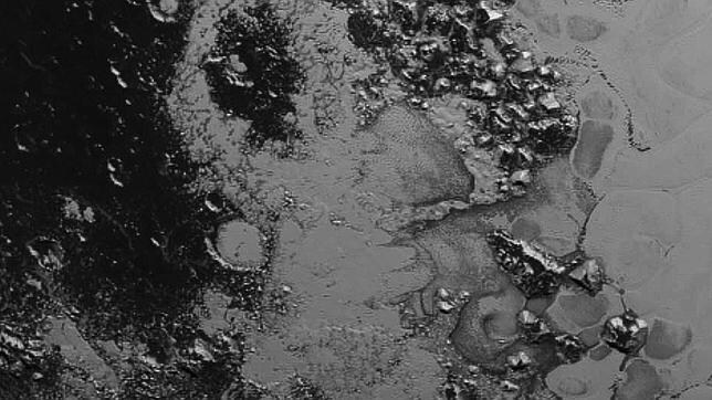 «New Horizons» localiza una nueva cordillera en el corazón de Plutón 