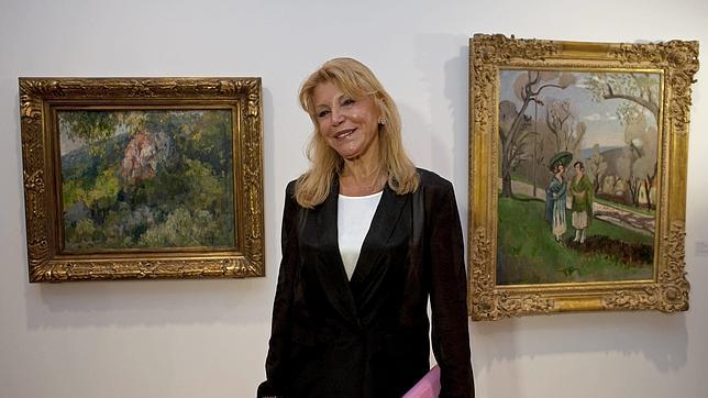 La baronesa Carmen Thyssen posa con dos cuadros de su colección particular