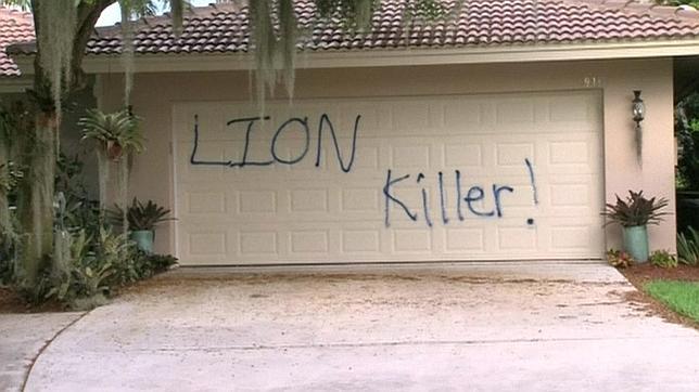 Aparecen pintadas en la casa de Walter Palmer, el dentista que mató al león Cecil