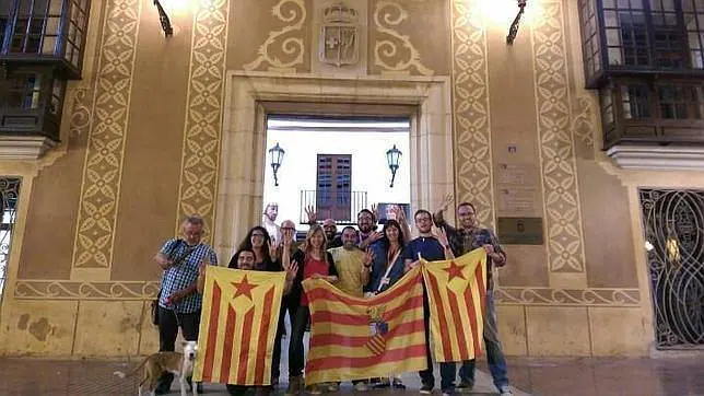 Imagen de ediles de Compromís con banderas independentistas catalanas