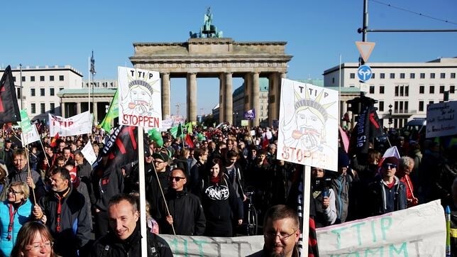 Miles de protestantes, frente a la puerta de Brandemburgo, uno de los símbolos de Berlín