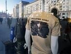 El escaparate de una tienda del Ejército ruso muestra una camiseta con la impresión de un bombardeo ruso en suelo sirio y el mensaje en ruso "Apoya a Assad", en el centro de Moscú 