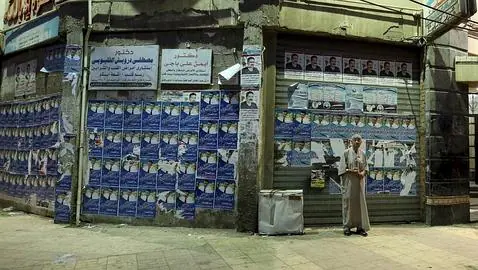 Carteles electorales en una calle de Alejandría, Egipto