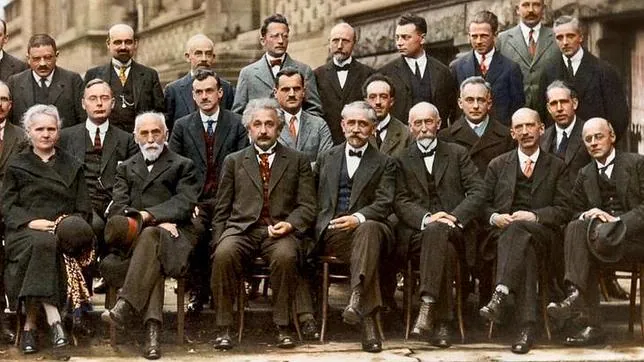 Congreso de Solvay. Heisenberg está en la fila de arriba, el tercero por la derecha