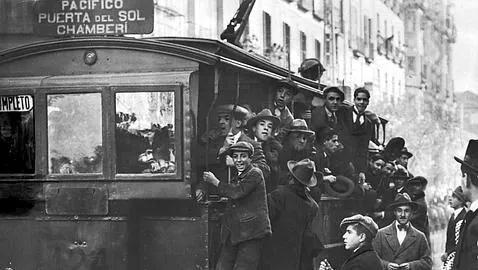 Estudiantes en tranvía (1913)