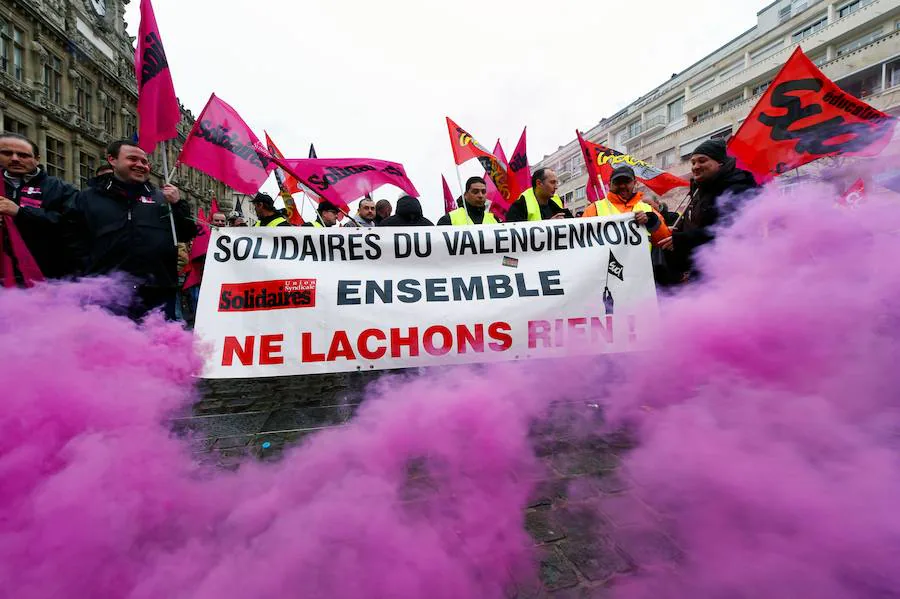 «Juntos, no cederemos» es uno de los eslóganes que los manifestates portan en la localidad de Valenciennes. El rechazo contra la reforma laboral se suma al fracaso de Hollande a la hora de sacar adelante su reforma constitucional