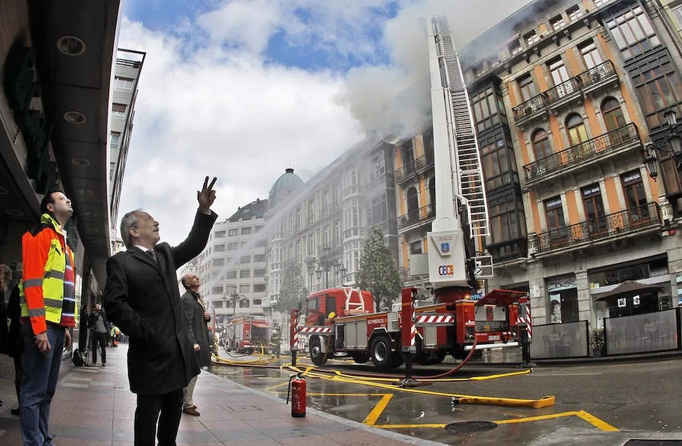El incendio de Oviedo, en imágenes