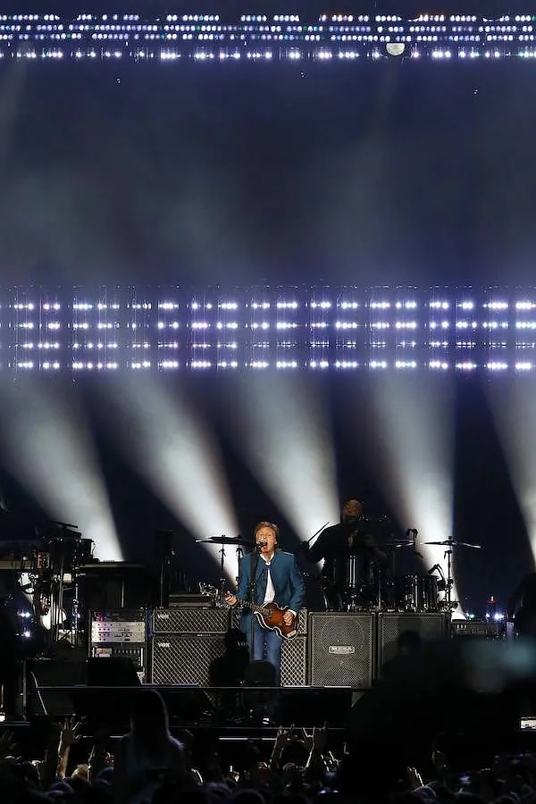 Paul McCartney bajo el juego de luces del escenario