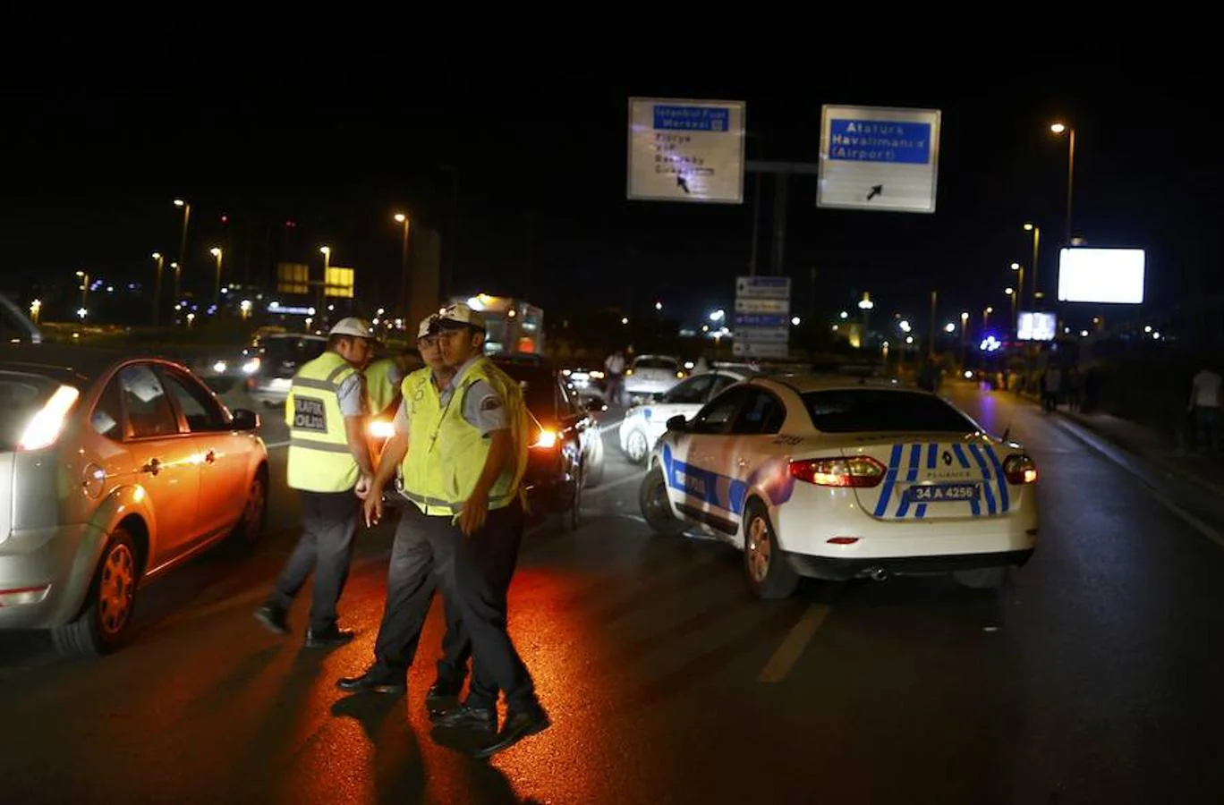 Al menos diez muertos tras un atentado en el aeropuerto de Estambul.  Aeropuerto-estambul-2_xoptimizadax-kzmH--1368x900@abc