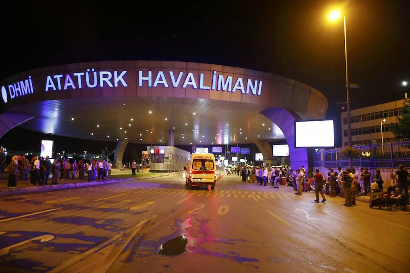 Al menos diez muertos tras un atentado en el aeropuerto de Estambul.  Aeropuerto-estambul-3_xoptimizadax-kzmH--1350x900@abc