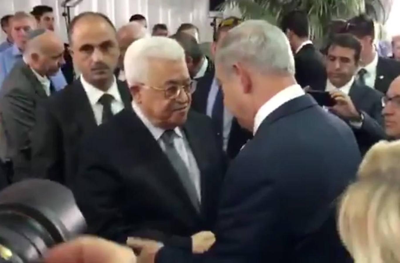 Histórico apretón de manos entre el presidente de la Autoridad Palestina y el primer ministro israelí, enfrentados desde hace años | Foto: ABC