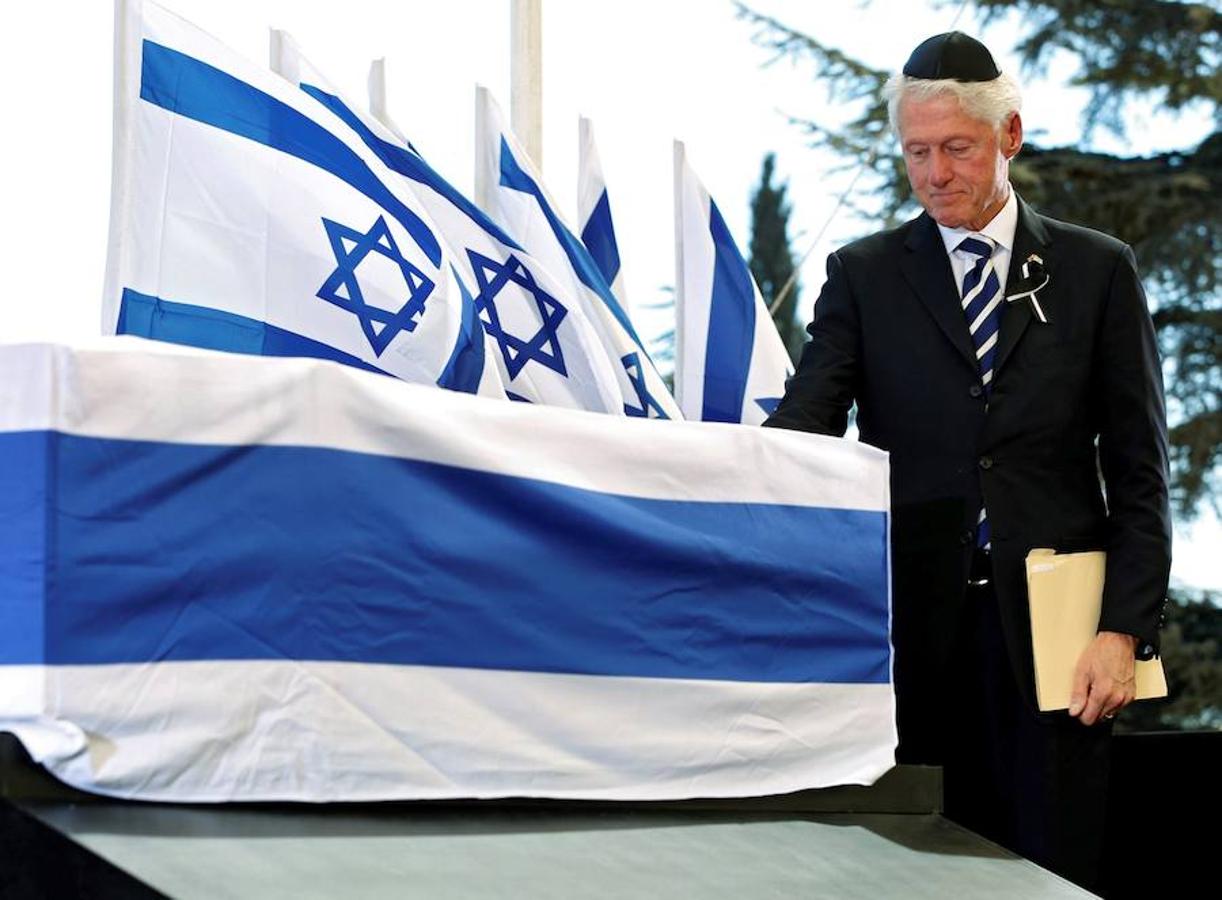 El expresidente Bill Clinton ante el féretro del exprimer ministro y expresidente de Israel | Foto: ABC