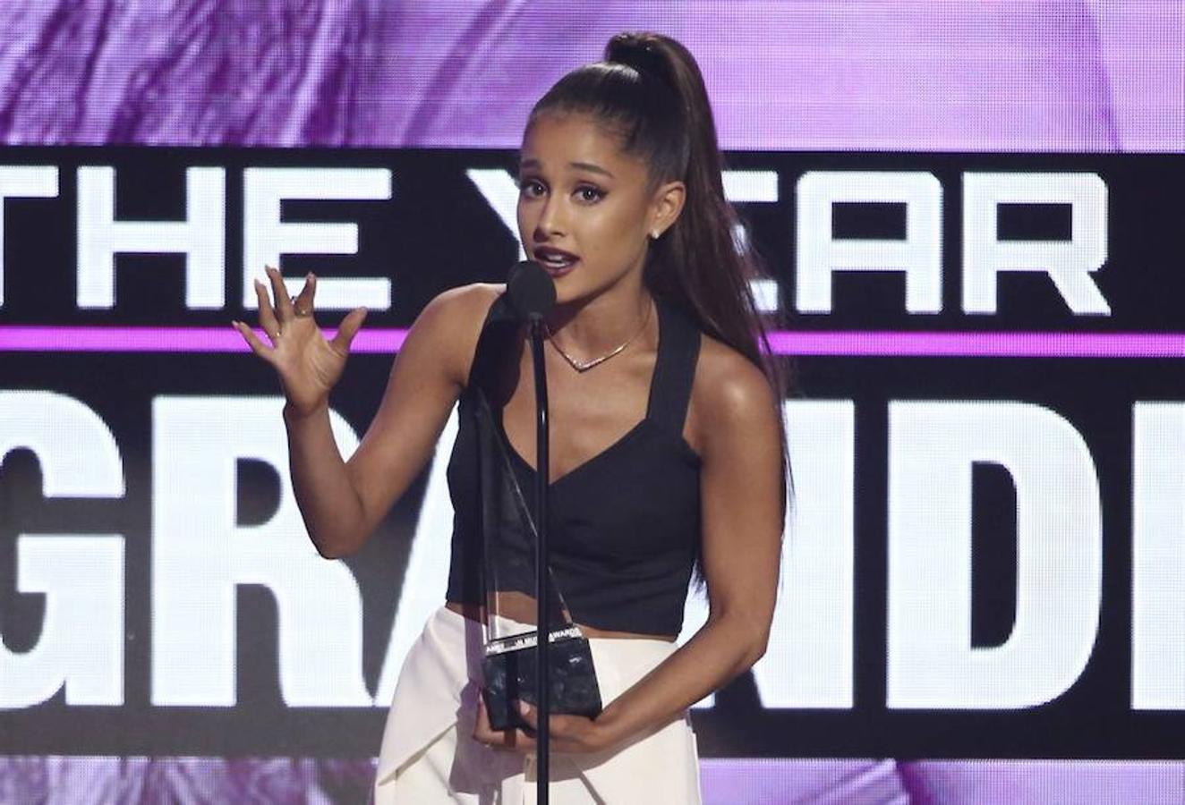 Ariana Grande recoge su premio 