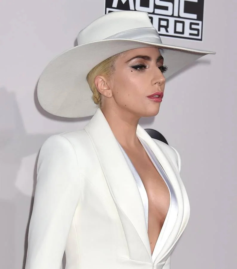 Lady Gaga, espectacular, en la alfombra roja de los AMAs