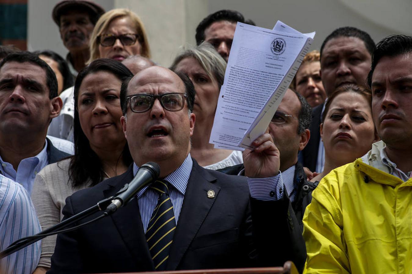 El presidente de la Asamblea Nacional de Venezuela, el opositor Julio Borges, habla durante una rueda de prensa, desde el Palacio Legislativo.