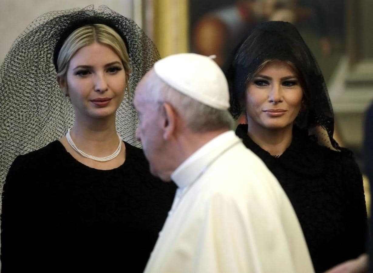 Mujer de Trump y su hija miran con admiración al Papa