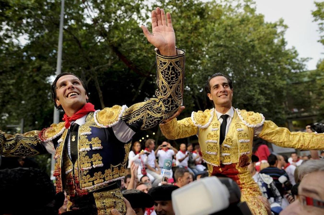 Ivan Fandiño (derecha) y David Mora (izquierda) salen a hombros en la Feria de San Fermín 2012