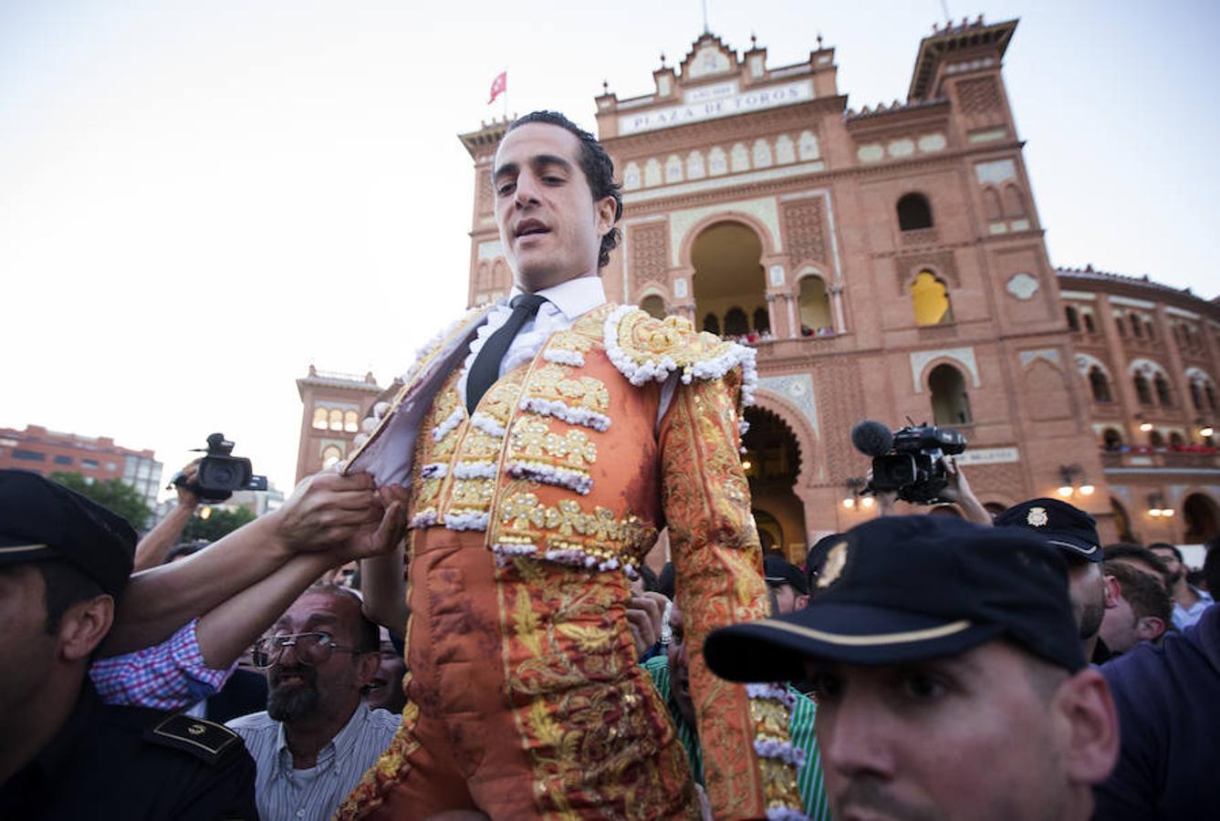 Fandiño abandona a hombros la plaza de toros de Las Ventas en 2014