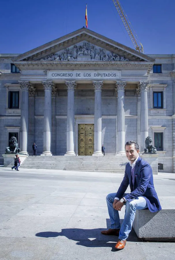 Iván Fandiño, frente al Congreso de los Diputados en una fotografía tomada en 2014
