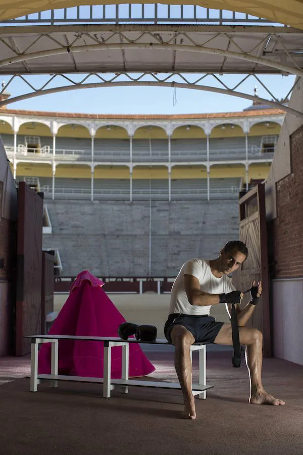 Iván Fandiño se venda las manos como un boxeador en el callejón de la plaza de toros de Las Ventas